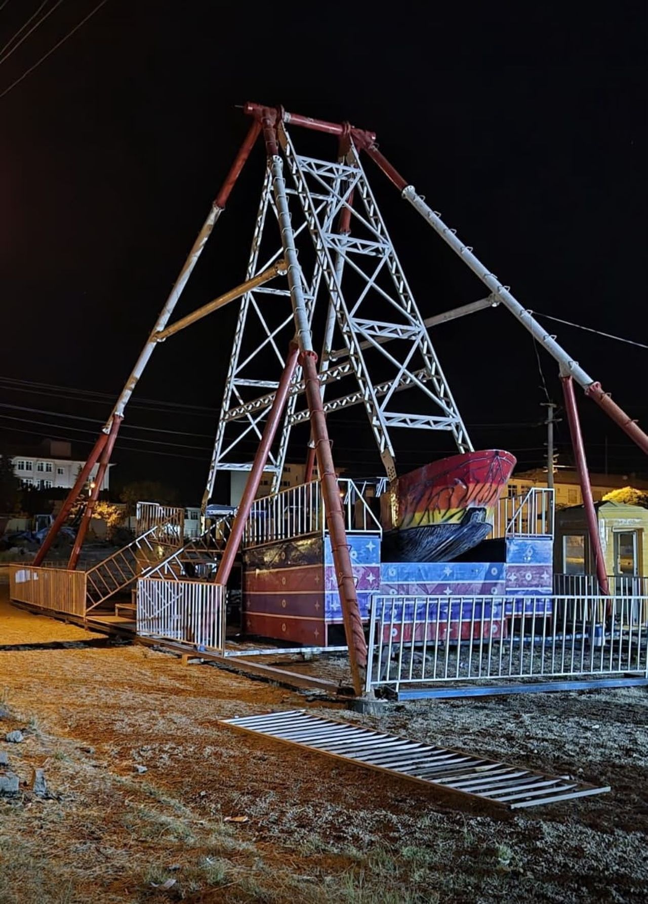 KIRŞEHİR’İN ÇİÇEKDAĞI İLÇESİNDE LUNAPARKTA ÇALIŞAN 52 YAŞINDAKİ GÖREVLİ, GONDOLDAN DÜŞMESİ SONUCU...