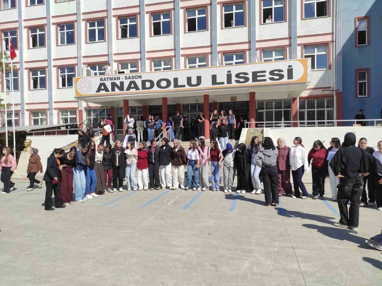 BATMAN’IN SASON İLÇESİNDE ANADOLU LİSESİ OKUL AİLE BİRLİĞİ VE OKUL İDARESİ TARAFINDAN, OKULA YENİ...