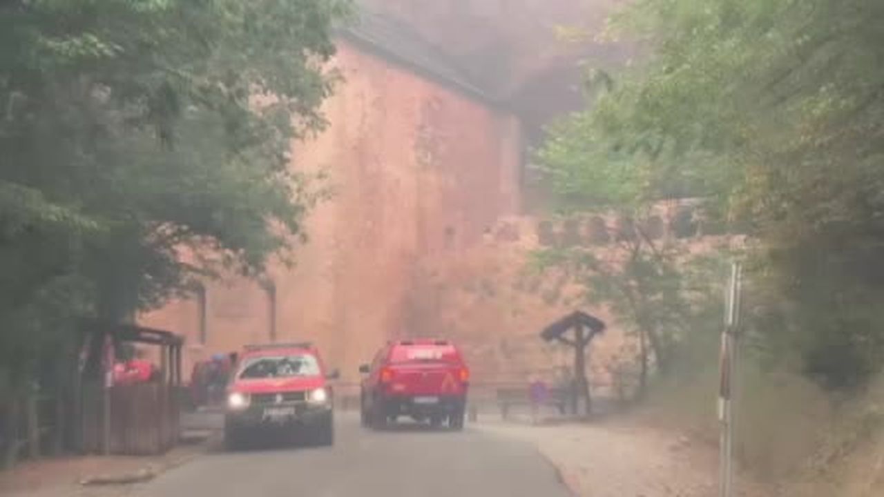 İspanya'nın Huesca ilinde orman yangının ilerlediği bir manastırdan 11'inci yüzyıl krallarına ait...