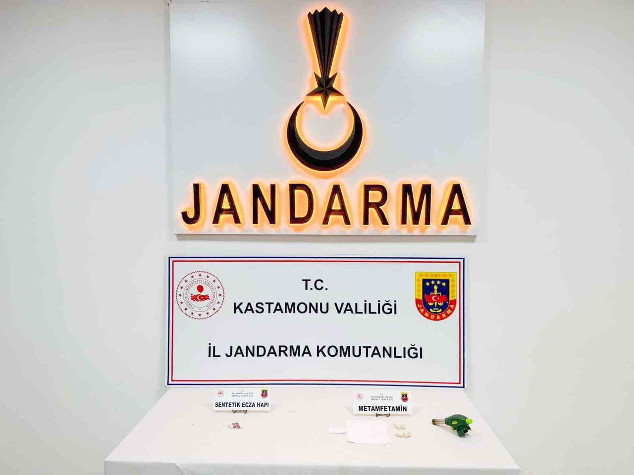 KASTAMONU İL JANDARMA KOMUTANLIĞI EKİPLERİNCE GERÇEKLEŞTİRİLEN OPERASYONDA ÇOK SAYIDA UYUŞTURUCU...