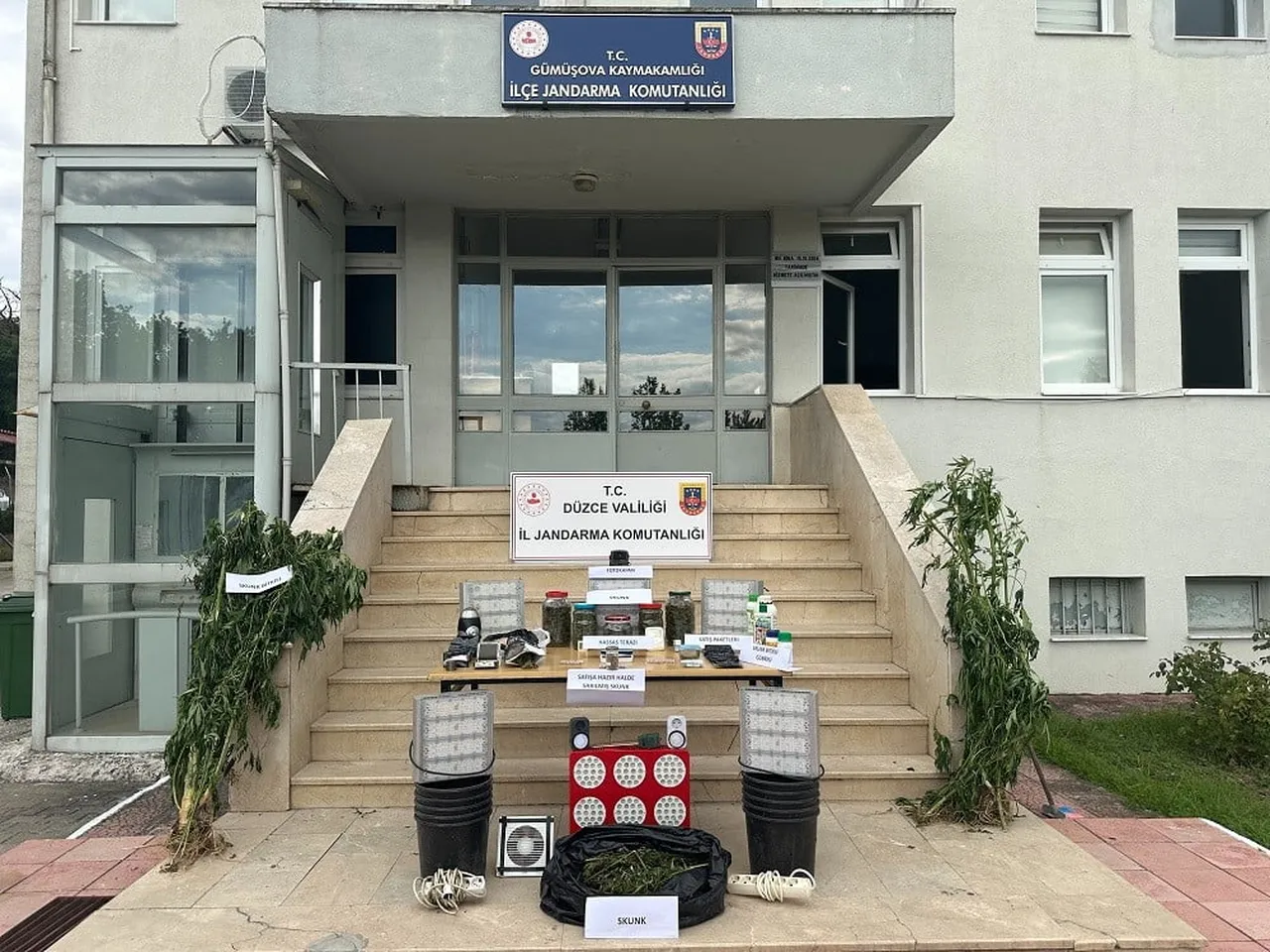 DÜZCE’NİN GÜMÜŞOVA İLÇESİNDE JANDARMA EKİPLERİNCE BİR ŞAHSIN İKAMETİNDE GERÇEKLEŞTİRİLEN ARAMADA...