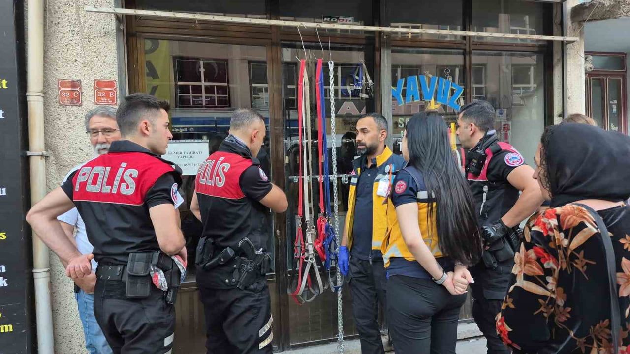 ESKİŞEHİR'DE DÜKKANININ İÇERİDEN KİLİTLİ OLMASI VE TELEFONLARA CEVAP VERMEMESİ NEDENİYLE ÖLDÜĞÜ YA...