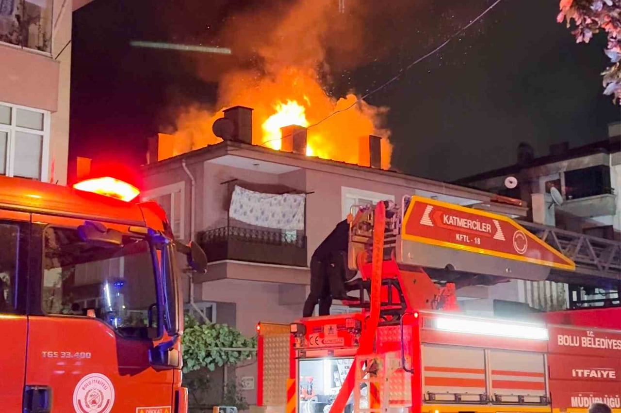BOLU'DA 3 KATLI BİR EVİN ÇATISINDA ÇIKAN YANGIN PANİĞE NEDEN OLDU. ALEVLERE TESLİM OLAN ÇATIYI...