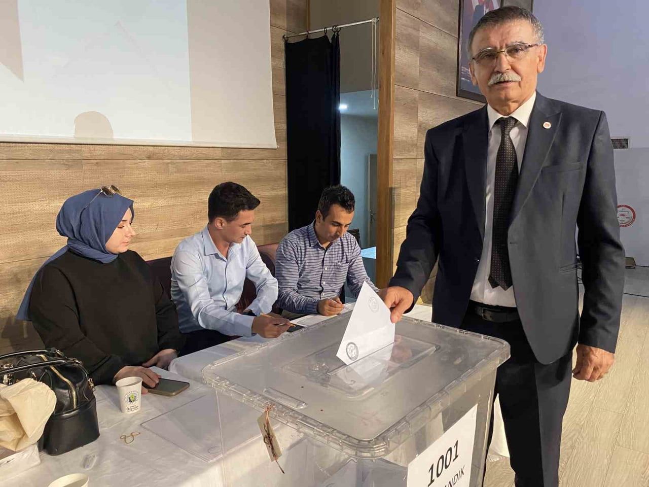 YENİ PARTİ ALAŞEHİR 1. OLAĞAN KONGRESİ GERÇEKLEŞTİRİLDİ. KONGREDE EMEKLİ ÖĞRETMEN MEHMET KAYACIK...