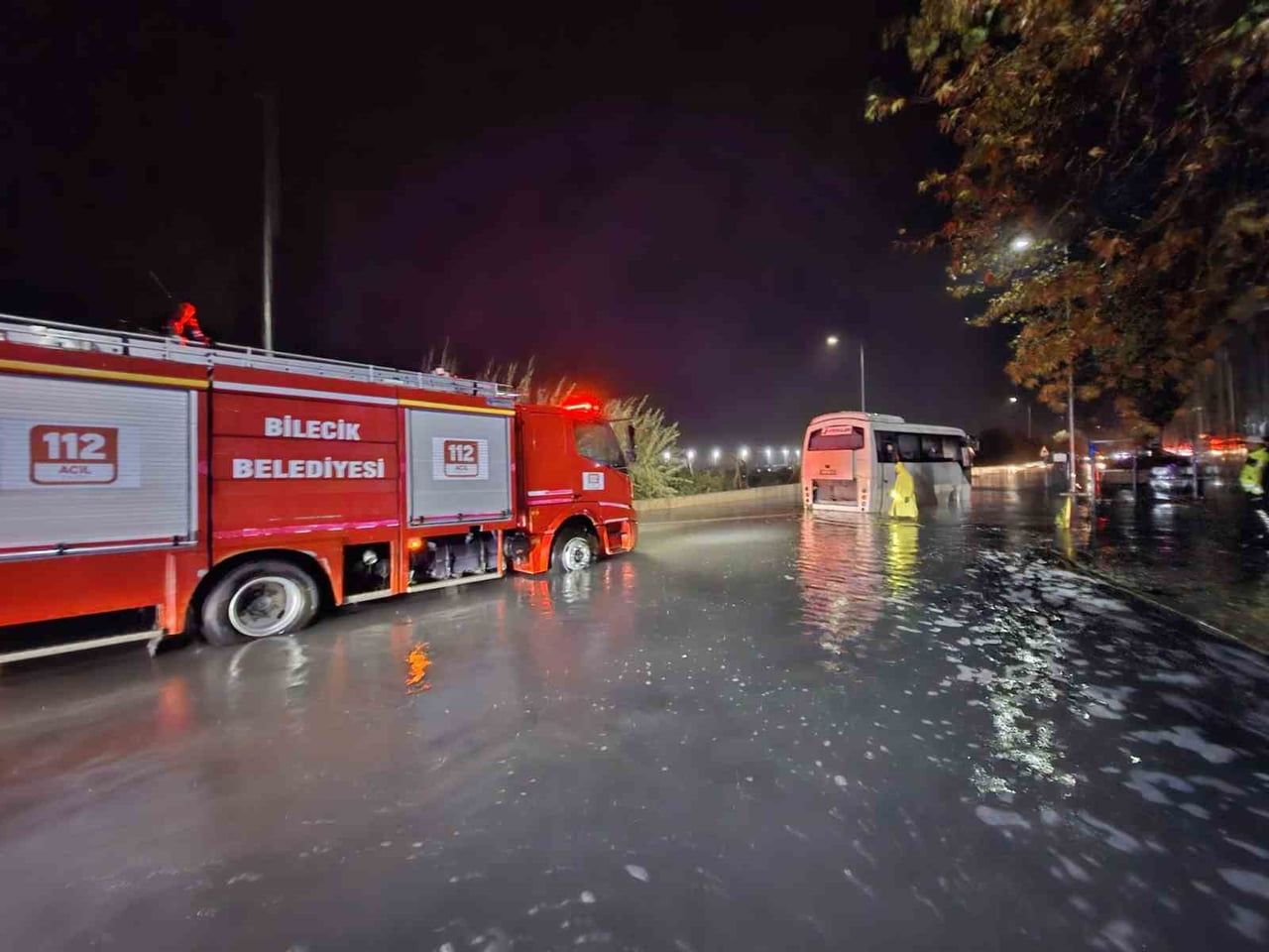 BİLECİK'TE SAĞANAK YAĞIŞ NEDENİYLE OLUŞAN SU BİRİKİNTİSİNDE MAHSUR KALAN İŞÇİ SERVİSİNDEKİ...