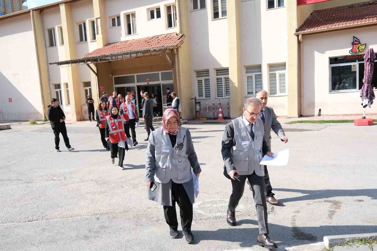 SİVAS CUMHURİYET ÜNİVERSİTESİ (SCÜ) HASTANESİ TARAFINDAN GERÇEKLEŞTİRİLEN AFET TATBİKATI GERÇEĞİNİ...