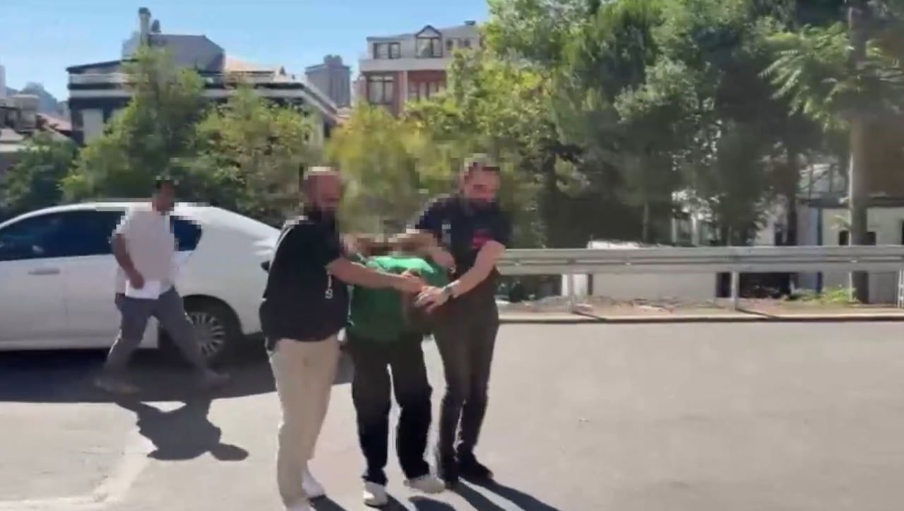 İSTANBUL ŞİŞLİ'DE KARDEŞİNE İLAÇ ALDIKTAN SONRA ECZANENİN ÖNÜNDE BEKLEYEN NİLDA MÜGE ŞAHİN'İ...