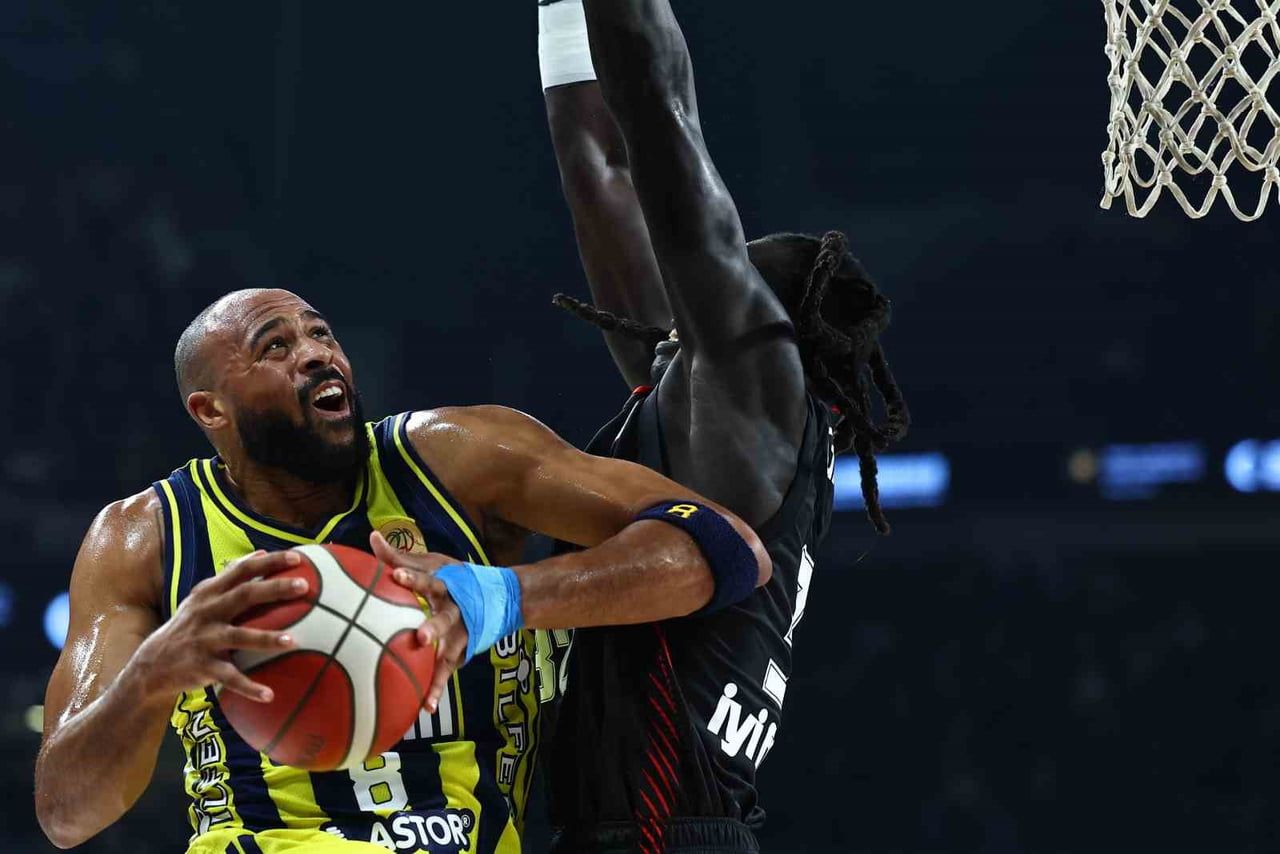 39. ERKEKLER CUMHURBAŞKANLIĞI KUPASI'NDA FENERBAHÇE, BEŞİKTAŞ'I 72-59 MAĞLUP EDEREK KUPANIN SAHİBİ...