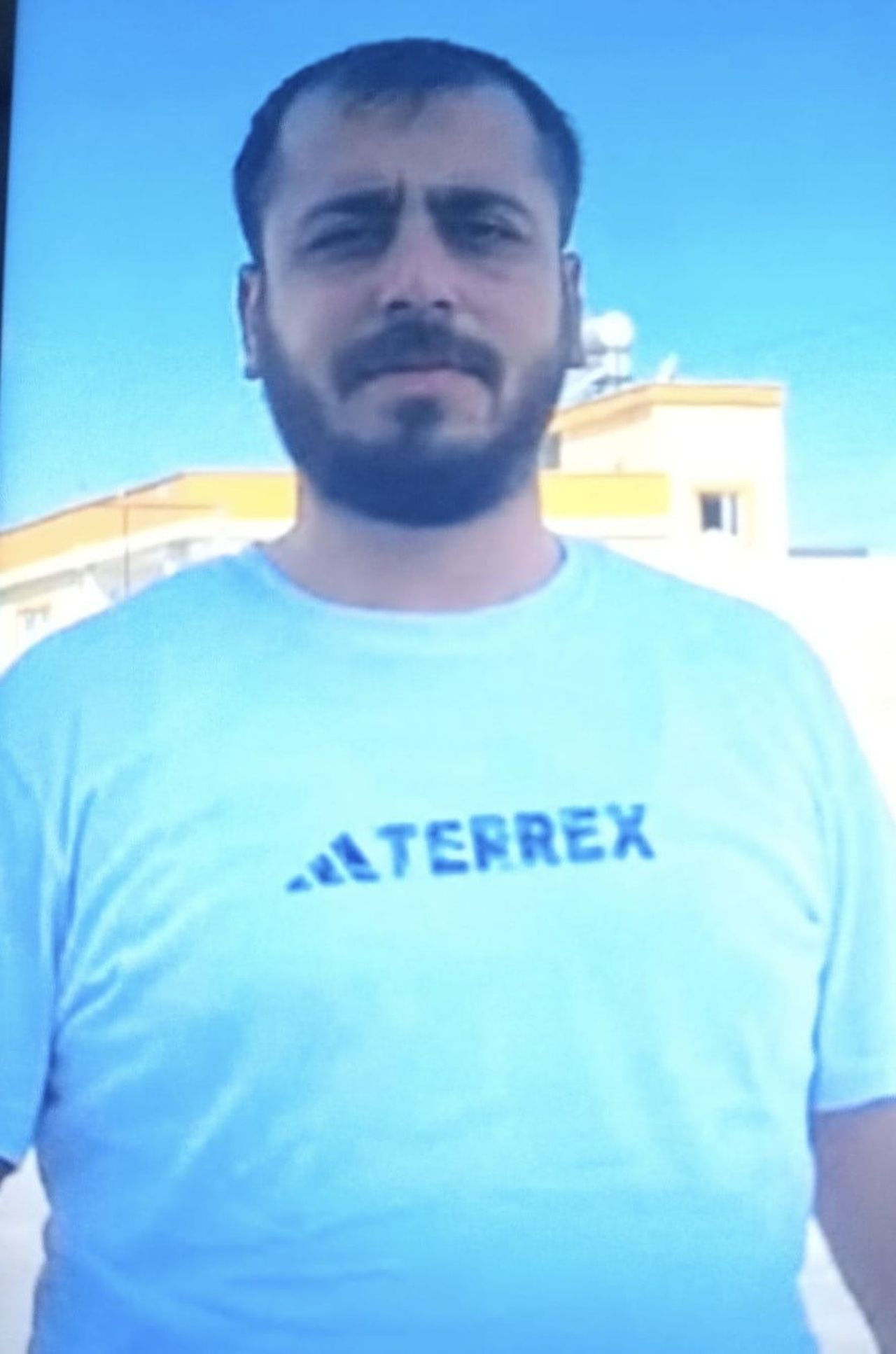 MERSİN’İN TARSUS İLÇESİNDE YOLDA KARŞILAŞAN TARAFLAR ARASINDA ÇIKAN SİLAHLI KAVGADA KUZENLERDEN...