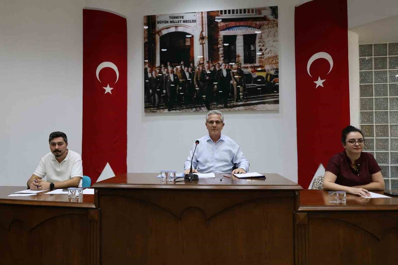 BAŞKAN TETİK, ESNAFIN YANINDA