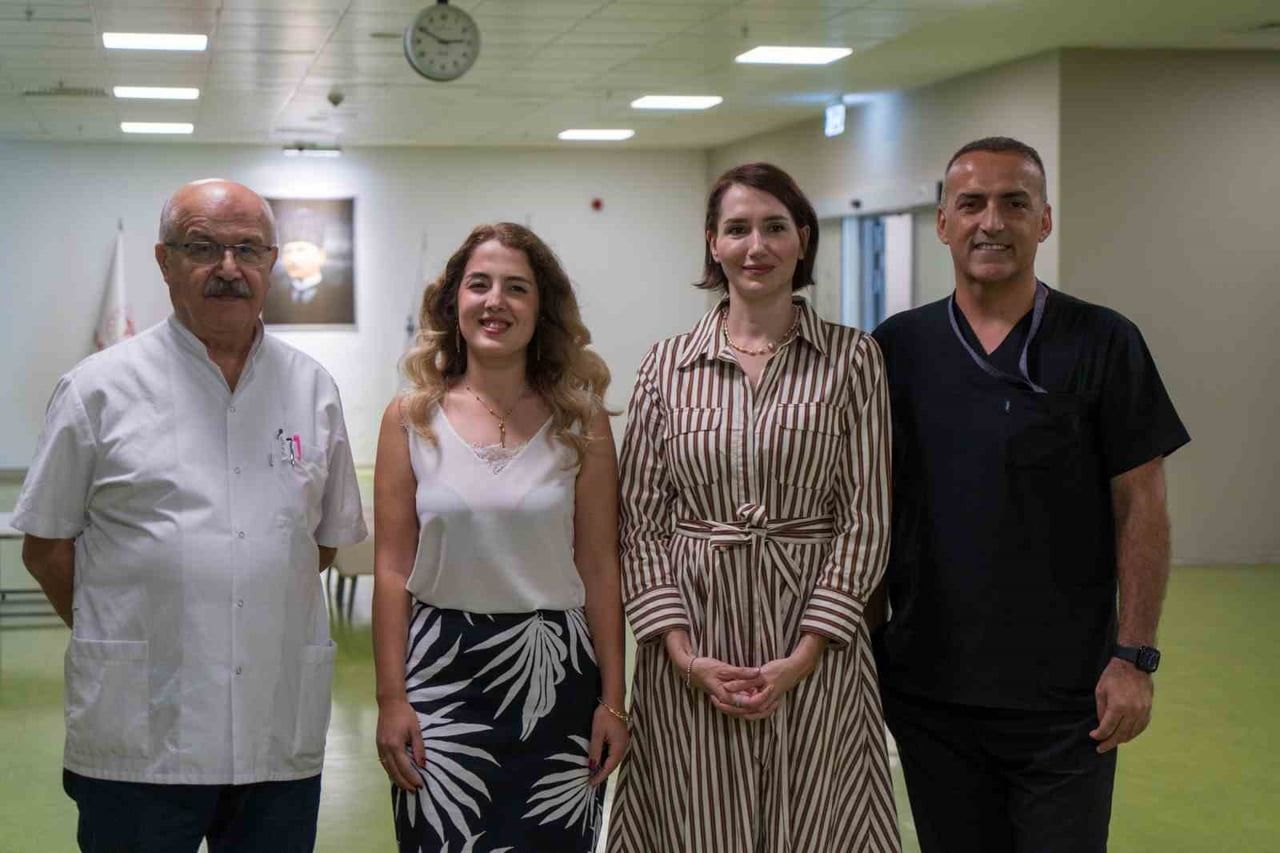 OP. DR. DOĞUKAN AKÇAY (SAĞDA), PROF. DR. BİLAL-İ HABEŞ GÜMÜŞ (SOLDA), UZM. DR. EDA ÇAKIROĞLU...