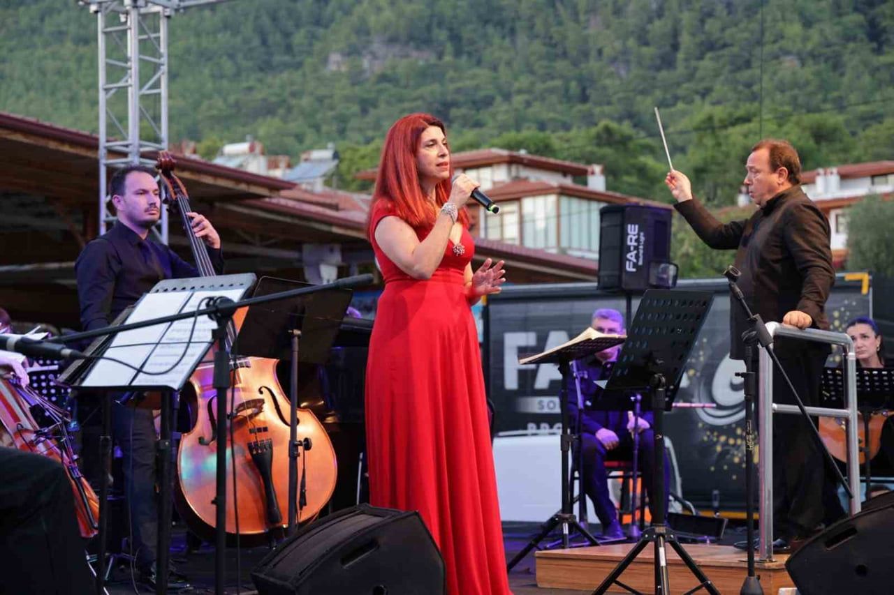 AKYAKA’DA HALET ÇAMBEL VE NAİL ÇAKIRHAN ANILDI