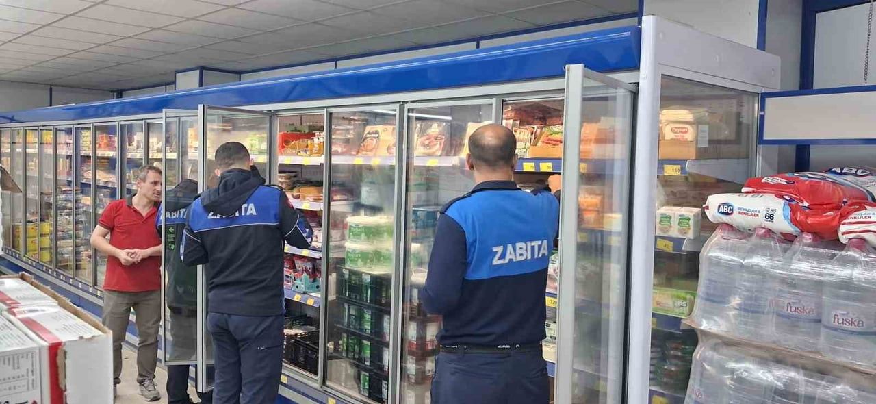 DİLOVASI’NDA MARKETLERE YÖNELİK DENETİMLERDE SON KULLANMA TARİHLERİ, HİJYEN KOŞULLARI VE...