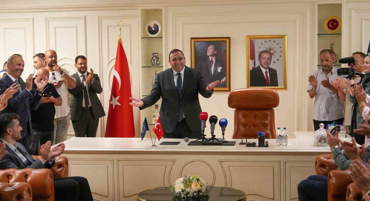GÜLTEKİN, BELEDİYE ÇALIŞANLARI VE PARTİLİLER TARAFINDAN ALKIŞLARLA KARŞILANDI.