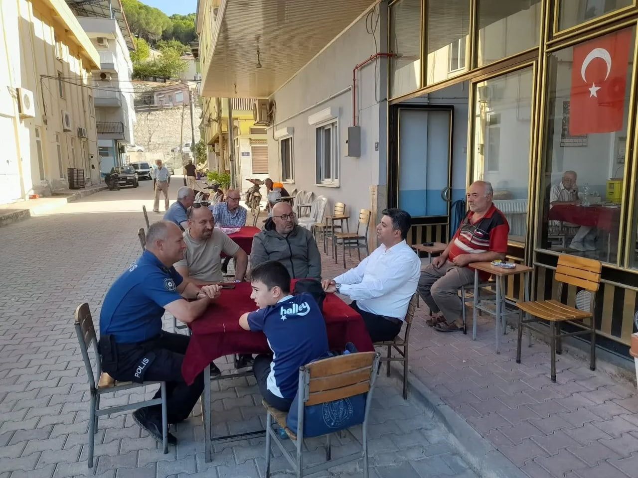 YENİPAZAR KAYMAKAMI MURAT KARATAŞ, İLÇE ESNAFINI ZİYARET EDEREK VATANDAŞLARLA BİR ARAYA GELDİ....
