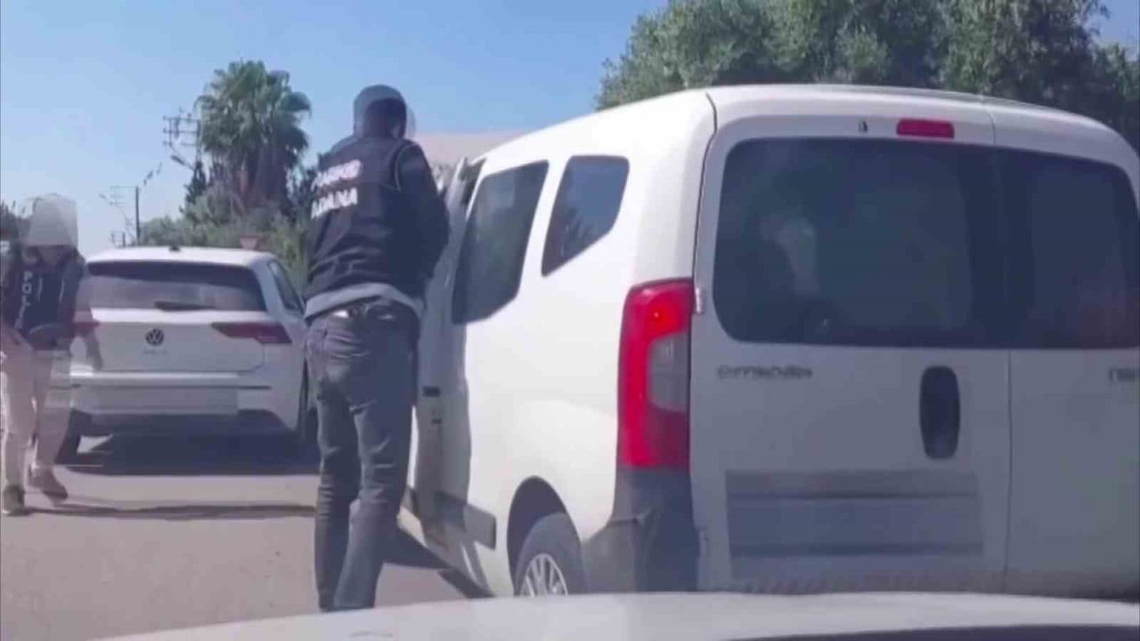 ADANA’DA NARKOTİK POLİSLERİ TORBACI DİYE TABİR EDİLEN ŞÜPHELİLERİN KULLANDIĞI ARACIN ÖNÜNÜ KESEREK...