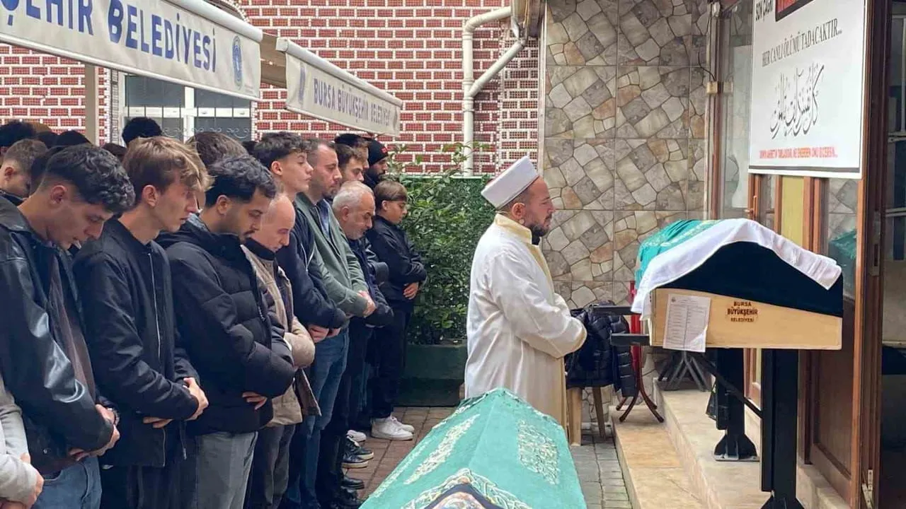 HAYATINI KAYBEDEN EMRE ACAR, İKİNDİ NAMAZINI MÜTEAKİP ÇİNİLİ CAMİİ’NDE KILINAN CENAZE NAMAZININ...