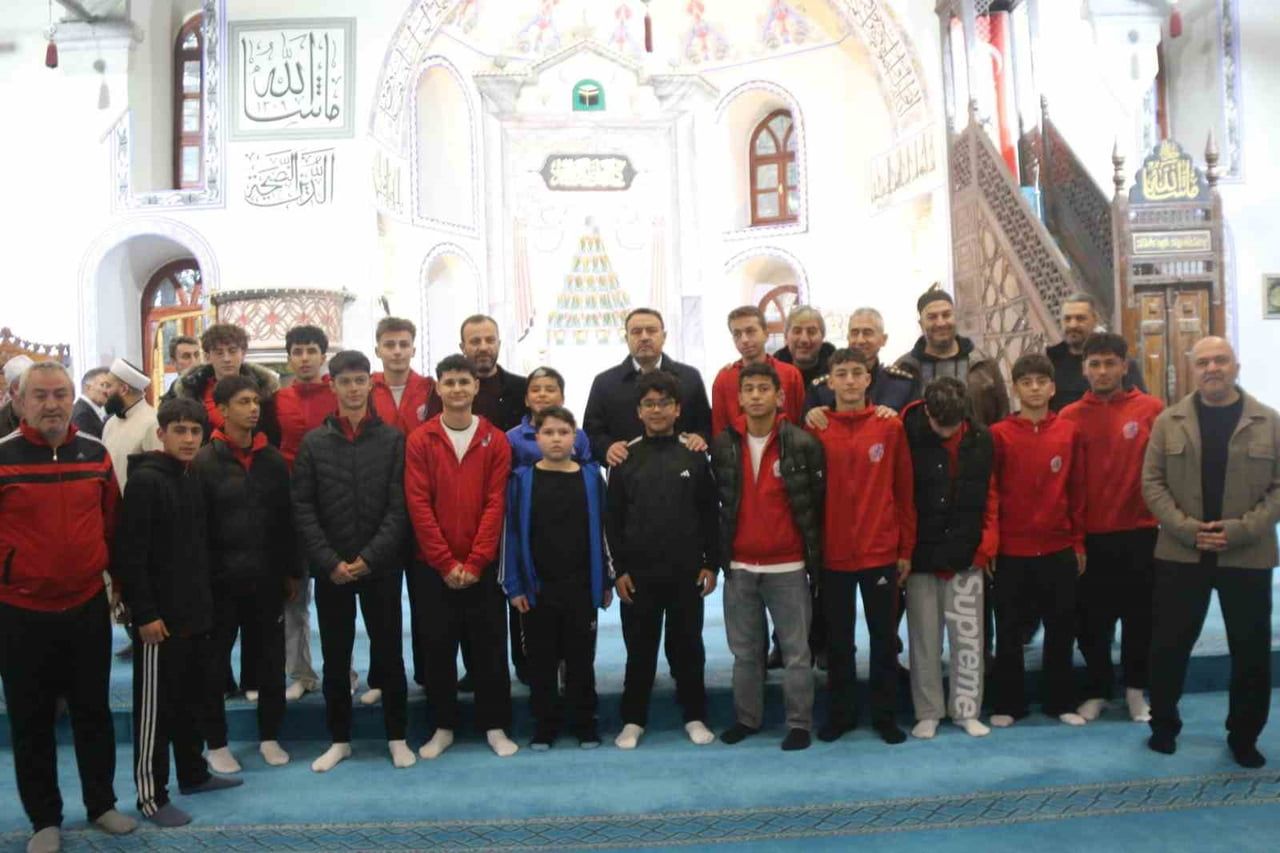 KÜTAHYA ULU CAMİİ’NDE AİLELER SABAH NAMAZINDA BULUŞTU