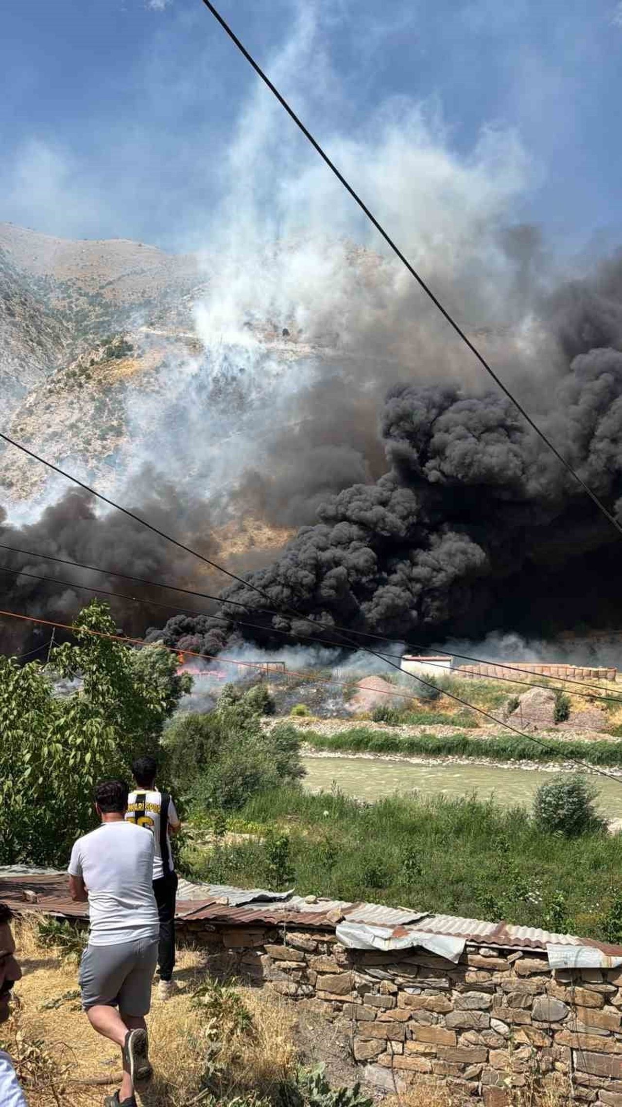 HAKKARİ-VAN KARAYOLU ÜZERİNDE BULUNAN KIRIKDAĞ KÖYÜ KARAKOLUNDAKİ HURDALIKTA, HENÜZ BELİRLENEMEYEN...