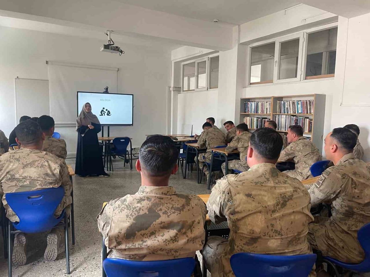 BAYBURT’TA JANDARMA PERSONELİNE PSİKOLOJİK İLK YARDIM ANLATILDI
