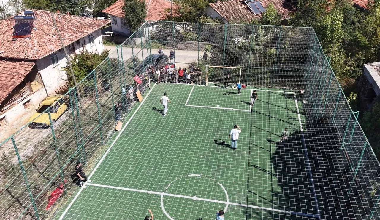 TOKAT’IN NİKSAR İLÇESİNE BAĞLI YEŞİLKAYA KÖYÜNDE KURULAN FUTBOL KULÜBÜNE ÇEVRE KÖYLERDEN DE...