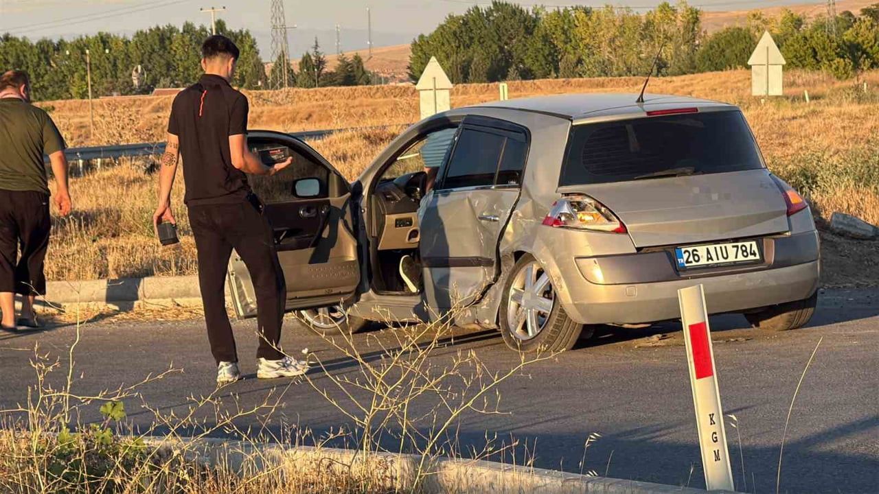 ESKİŞEHİR'DE 2 ARACIN KAVŞAKTA ÇARPIŞMASI SONUCU GERÇEKLEŞEN TRAFİK KAZASINDA 3 KİŞİ...