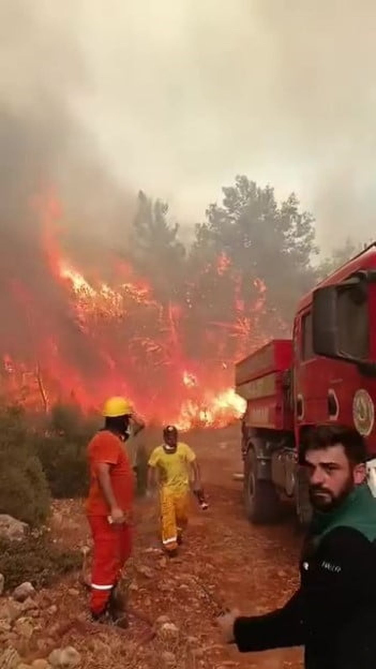 ANTALYA’NIN AKSU İLÇESİNDE YANGINLA MÜCADELE EDEN EKİPLERİN ALEVLERİN ARASINDA KALMAKTAN SON ANDA...