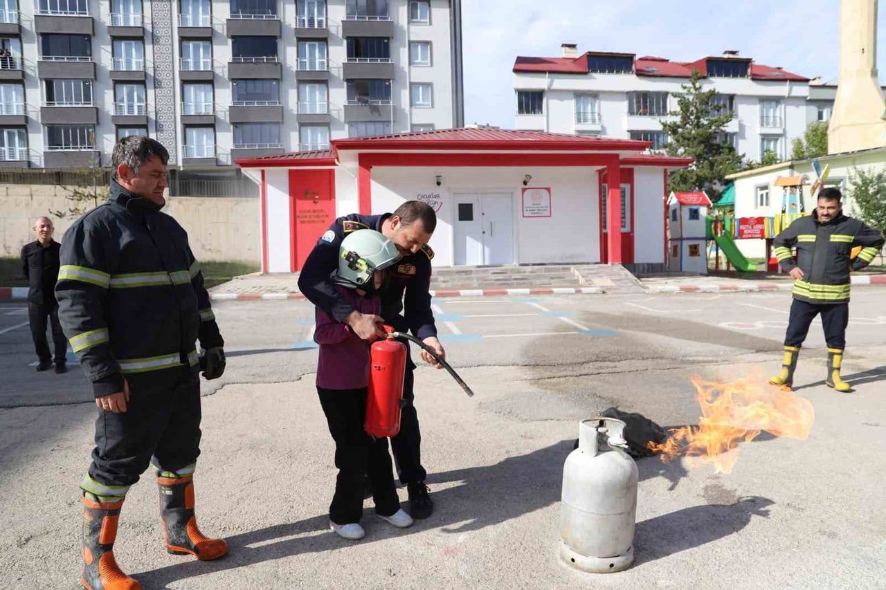 BAYBURT’TA ÖĞRENCİLERE AFET BİLİNCİ UYGULAMALI ANLATILDI