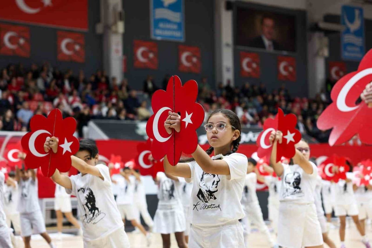 İZMİR ALİAĞA'DA CUMHURİYET'İN İLANININ 103. YIL DÖNÜMÜ COŞKUYLA KUTLANDI. CUMHURİYET MEYDANI'NDA...