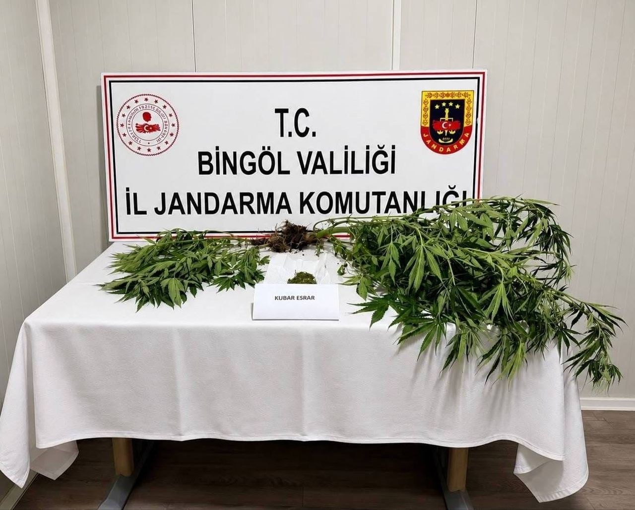 BİNGÖL'DE JANDARMA EKİPLERİNCE YAPILAN ÇALIŞMALARDA, KESİNLEŞMİŞ HAPİS CEZASI İLE ARANAN 6 ZANLI...