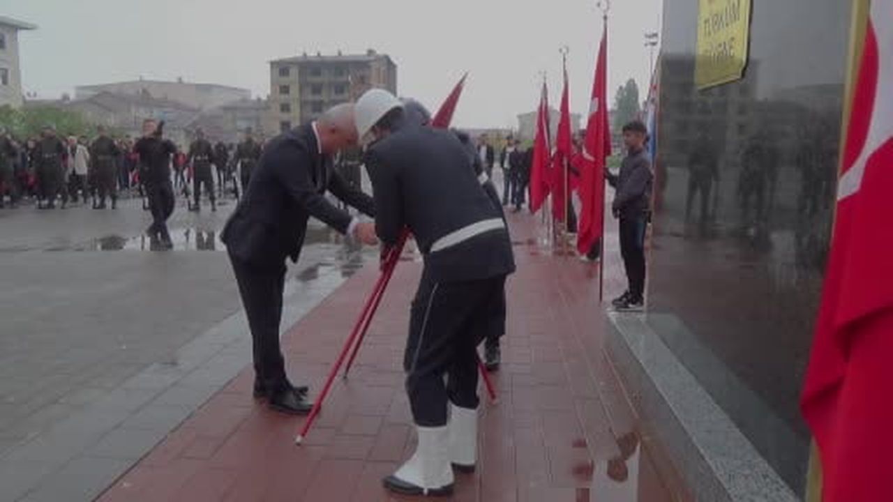 Muş’ta Cumhuriyet Bayramı coşkusu çelenk töreni ve yürüyüşle başladı