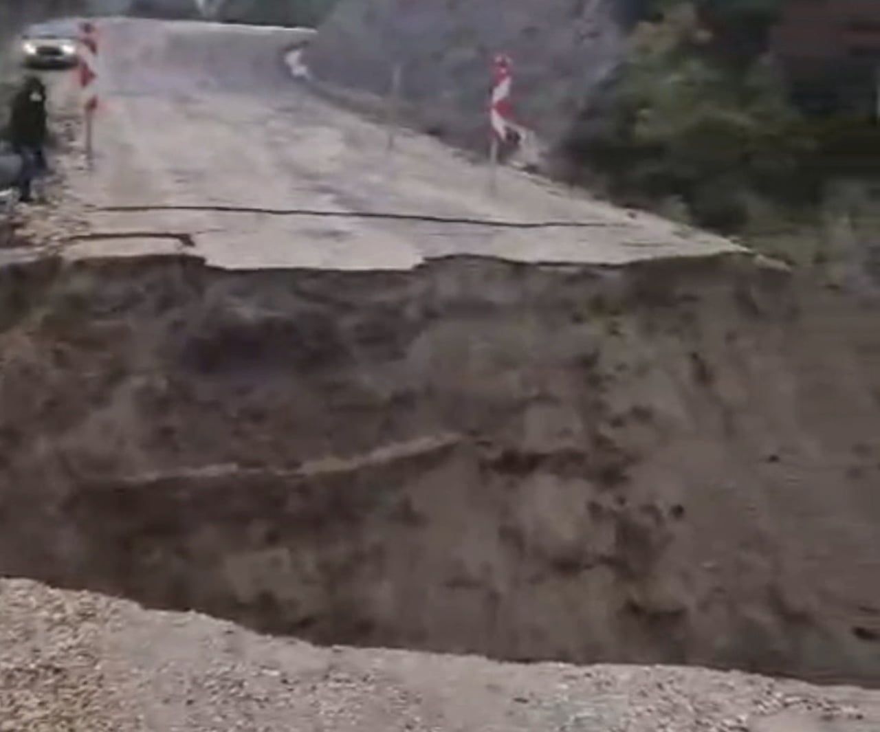 BALIKESİR'İN GÖNEN İLÇESİNDE FINDIKLI VE CANBAZ MAHALLELERİ ARASINDAKİ YOL, ETKİLİ OLAN YOĞUN...