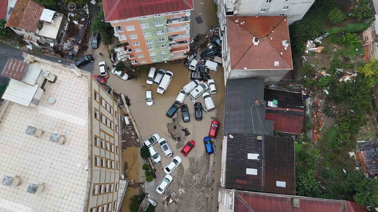 SARIYER'DE ŞİDDETLİ YAĞIŞIN YOL AÇTIĞI HASAR HAVADAN GÖRÜNTÜLENDİ