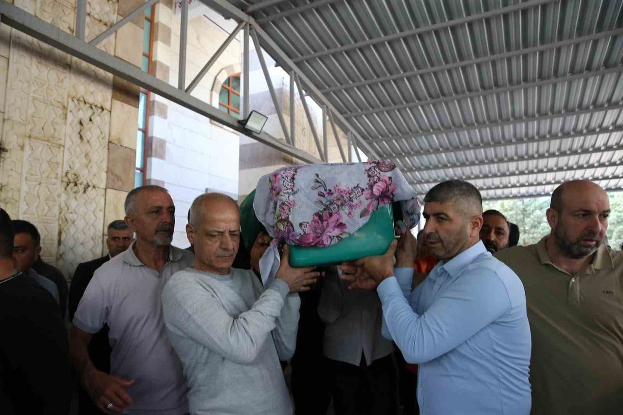 HATAY’DA HEMZEMİN GEÇİTTEN GEÇMEK İSTEYEN OTOMOBİLE TRENİN ÇARPMASIYLA YAŞANAN KAZADA VEFAT EDEN...