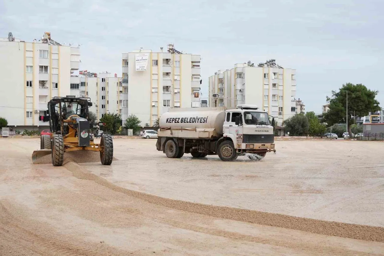 KEPEZ BELEDİYESİ, AYDOĞMUŞ MAHALLESİ'NDE CADDE ÜZERİNDE KURULAN SEMT PAZARINI 4 BİN 732...