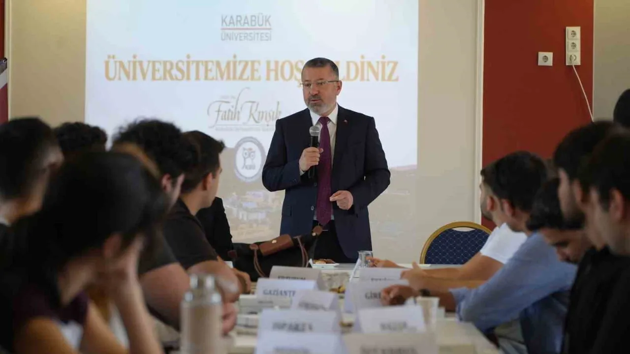 KARABÜK ÜNİVERSİTESİ (KBÜ) REKTÖRÜ PROF. DR. FATİH KIRIŞIK, ORYANTASYON PROGRAMINDA ÖĞRENCİLERLE...