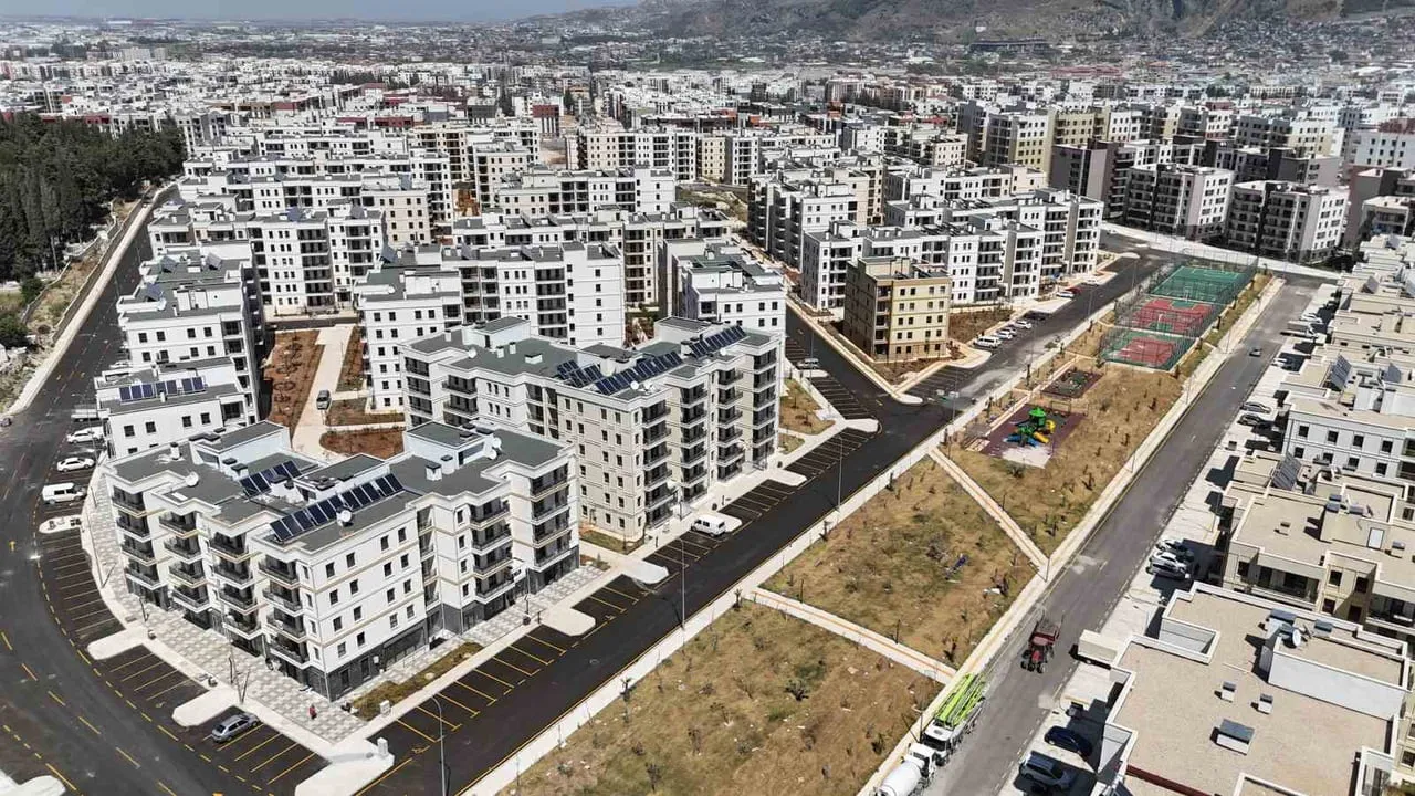 EMEK MAHALLESİ, YÜRÜTÜLEN İHYA VE İNŞA ÇALIŞMALARIYLA YENİDEN İNŞA EDİLEREK DEPREMZEDE...