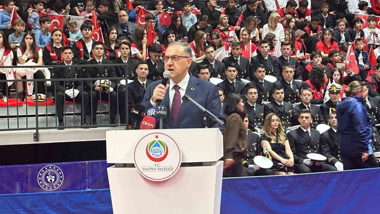 YALOVA’DA 29 EKİM CUMHURİYET BAYRAMI ÇEŞİTLİ ETKİNLİKLERLE KUTLANIYOR.  TÖRENDE YALOVA VALİSİ...