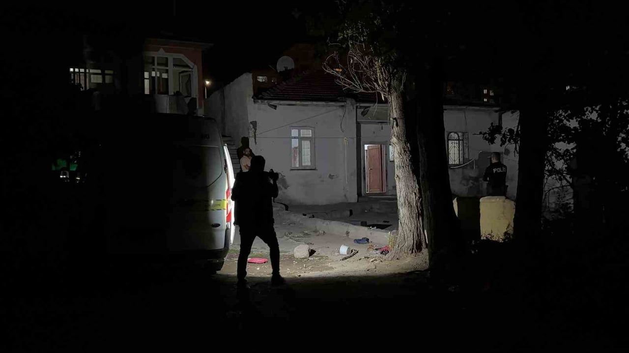 KAYSERİ’NİN MELİKGAZİ İLÇESİNDE MÜSTAKİL BİR İKAMETTE VÜCUDUNUN ÇEŞİTLİ BÖLGELERİNDEN YARALANAN 12...