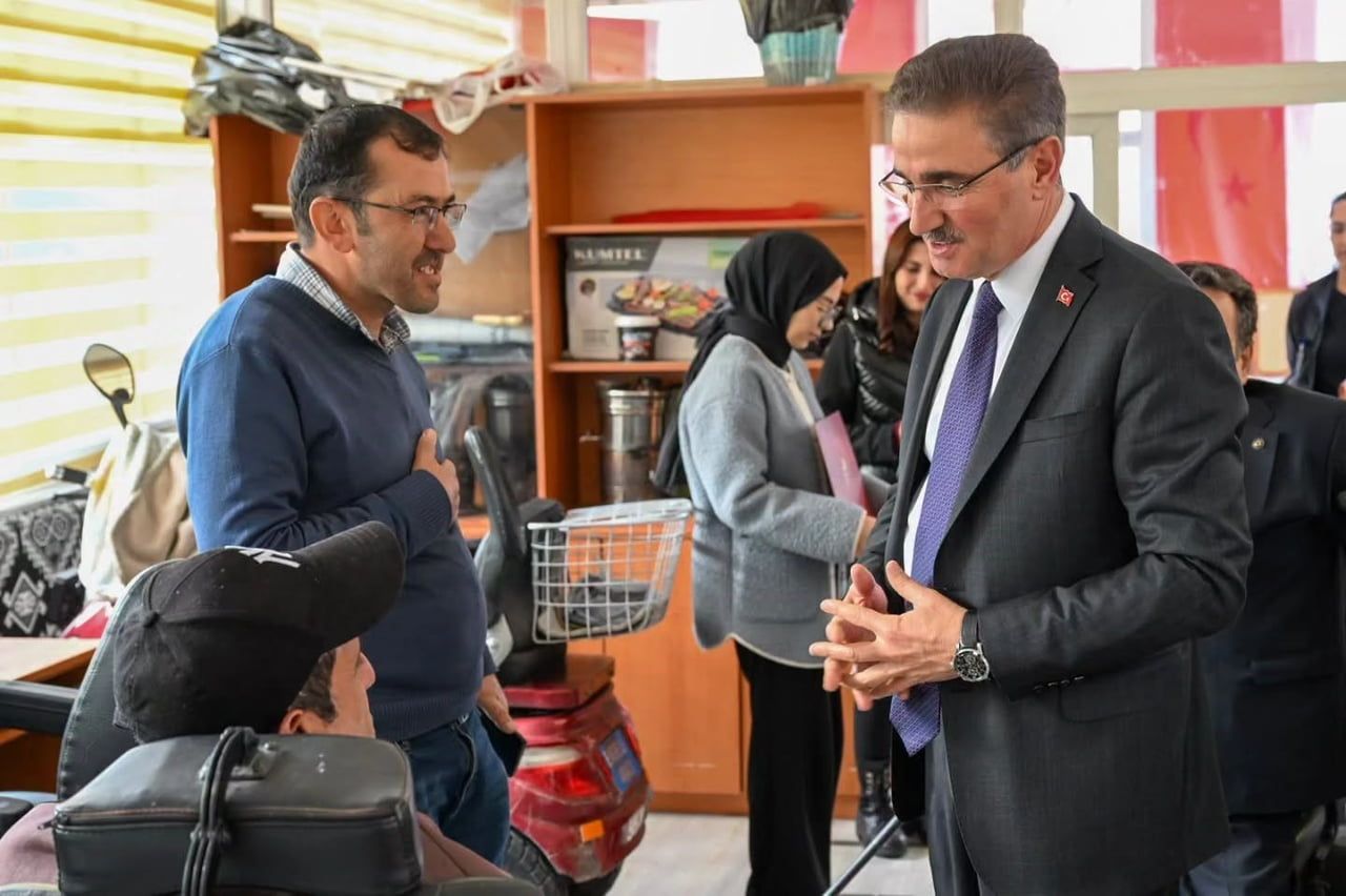 ERZURUM VALİSİ AYDIN BARUŞ, TÜRKİYE SAKATLAR DERNEĞİ ERZURUM ŞUBESİ BAŞKANI SADULLAH EFE’Yİ DERNEK...