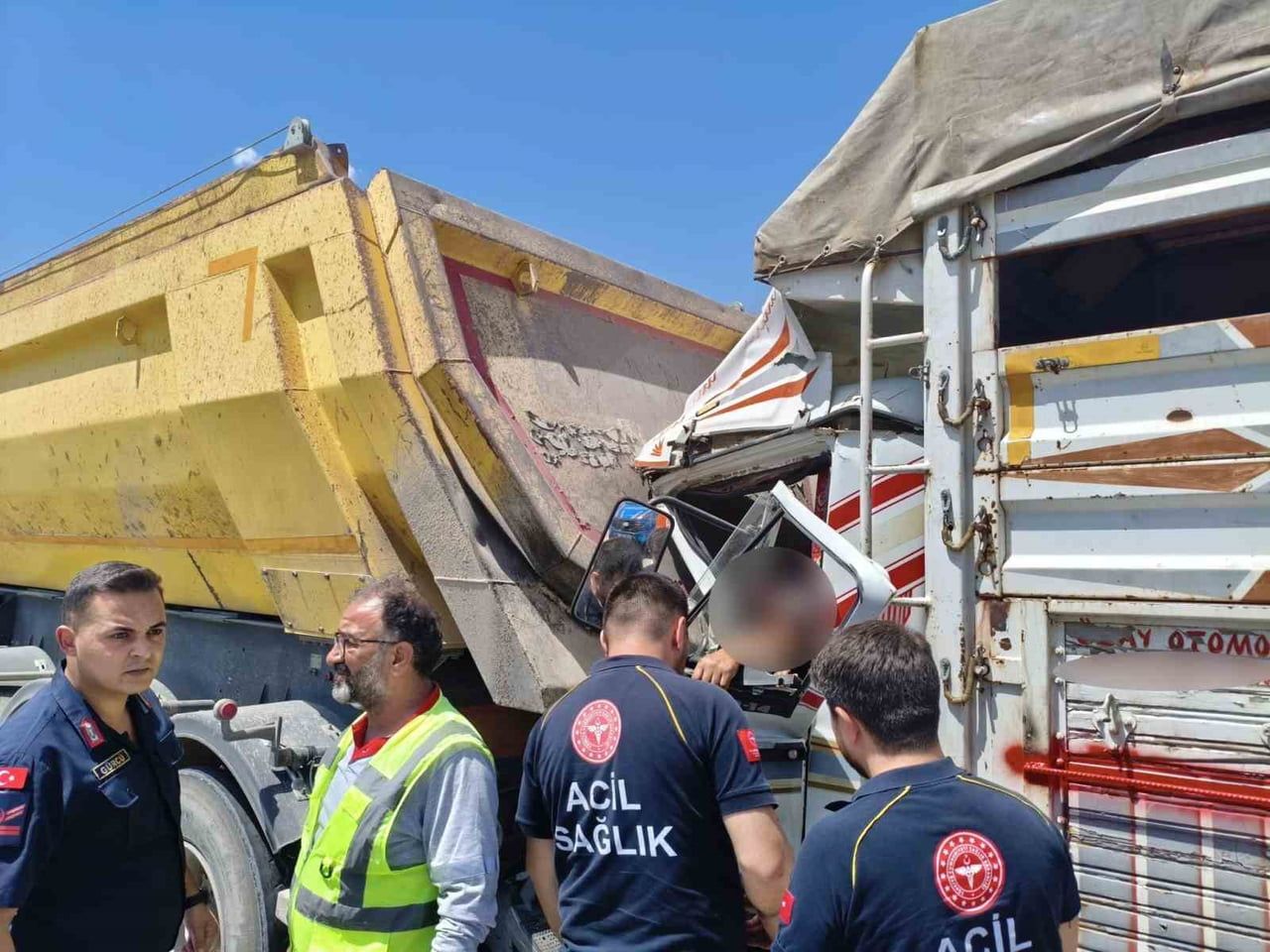BİLİNCİ KAPALI OLDUĞU BELİRLENEN KAMYON SÜRÜCÜSÜ S.O., SAĞLIK EKİPLERİNCE YAPILAN İLK MÜDAHALENİN...