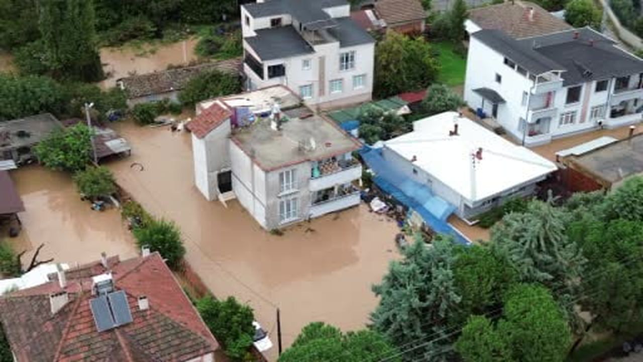 İznik'te Kara Dere taştı, evleri ve tarlaları su bastı