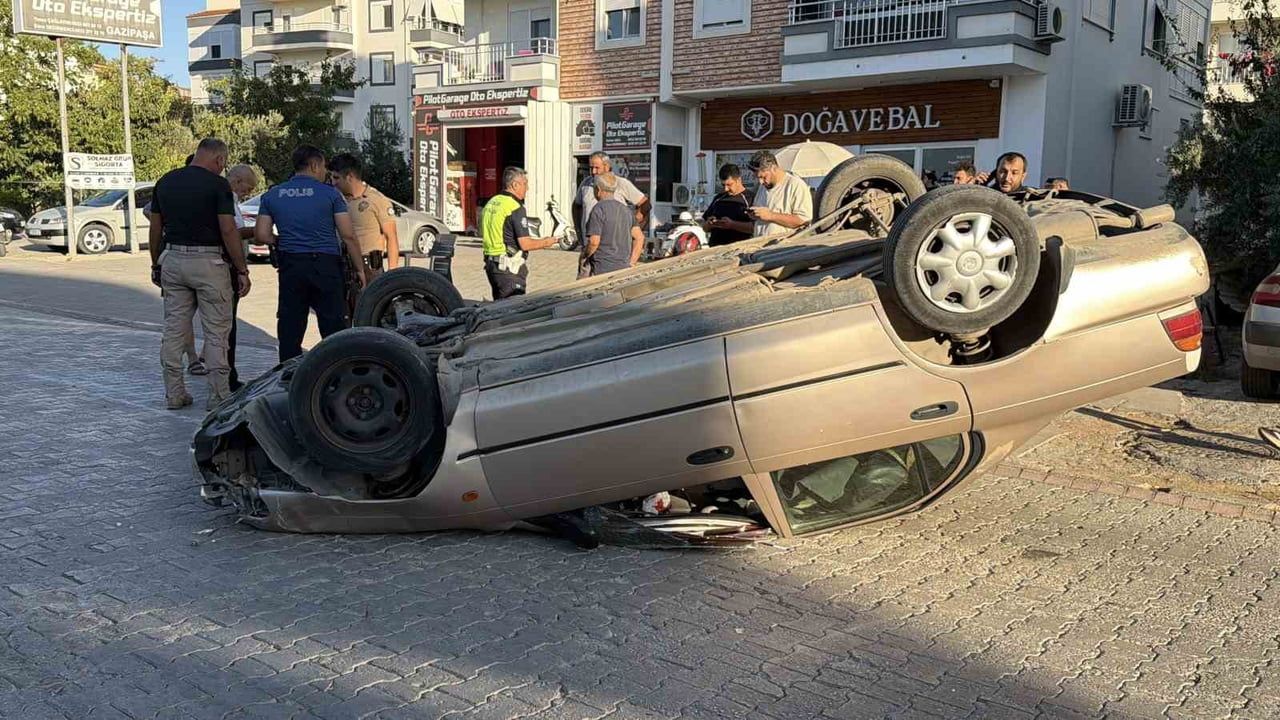 ANTALYA’NIN GAZİPAŞA İLÇESİNDE İKİ ARACIN ÇARPIŞMASI SONUCU MEYDANA GELEN VE PARK HALİNDEKİ BİR...