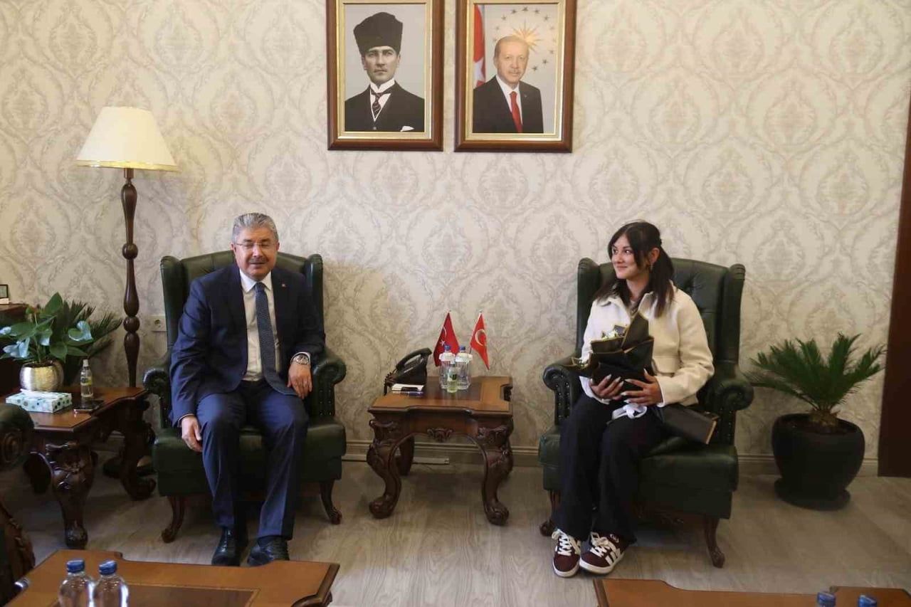 ESKİŞEHİR'DE MOTOSİKLETİYLE SEYİR HALİNDEYKEN YERDE GÖRDÜĞÜ TÜRK BAYRAĞINI KALDIRIP MUHAFAZA EDEN...