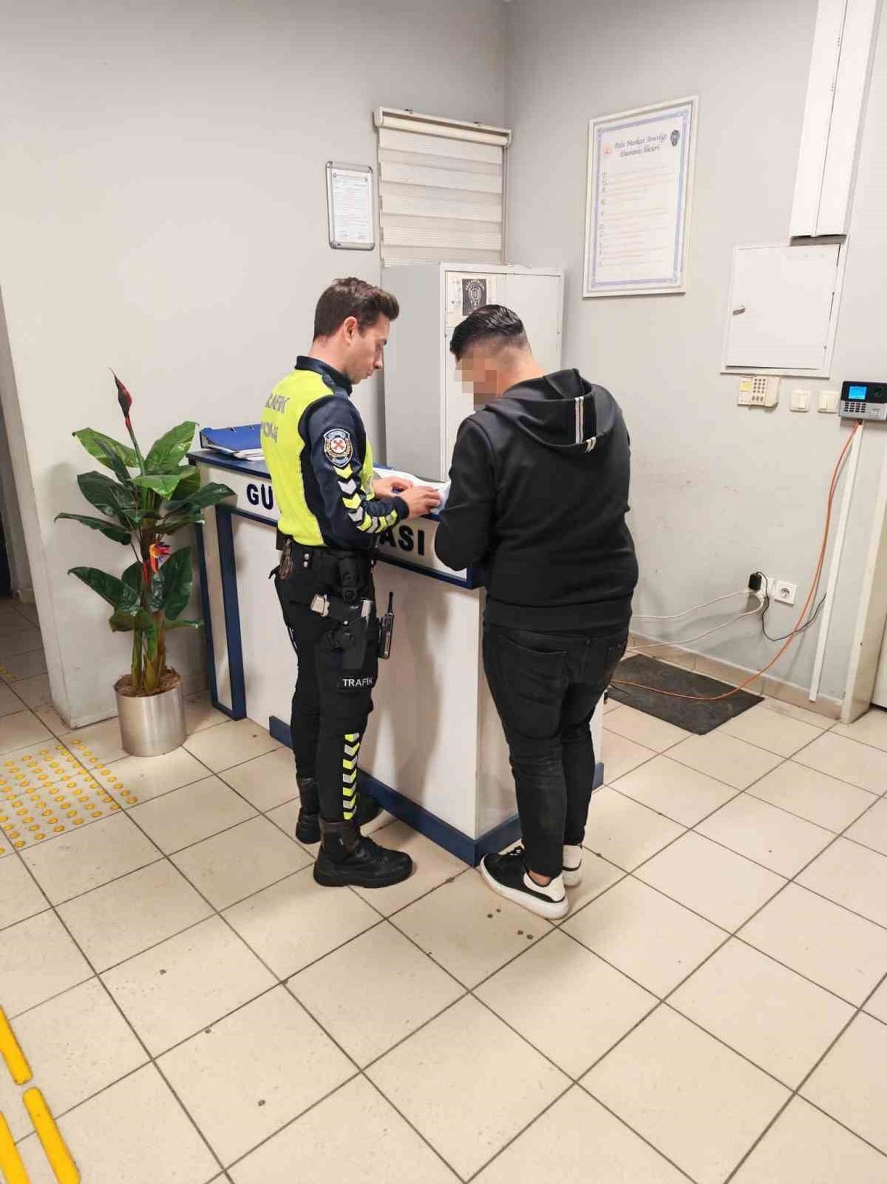 BAŞAKŞEHİR’DE OTOMOBİLİYLE KAVŞAKTA DRİFT YAPAN SÜRÜCÜ, GÖRÜNTÜLER SAYESİNDE POLİS EKİPLERİNCE...