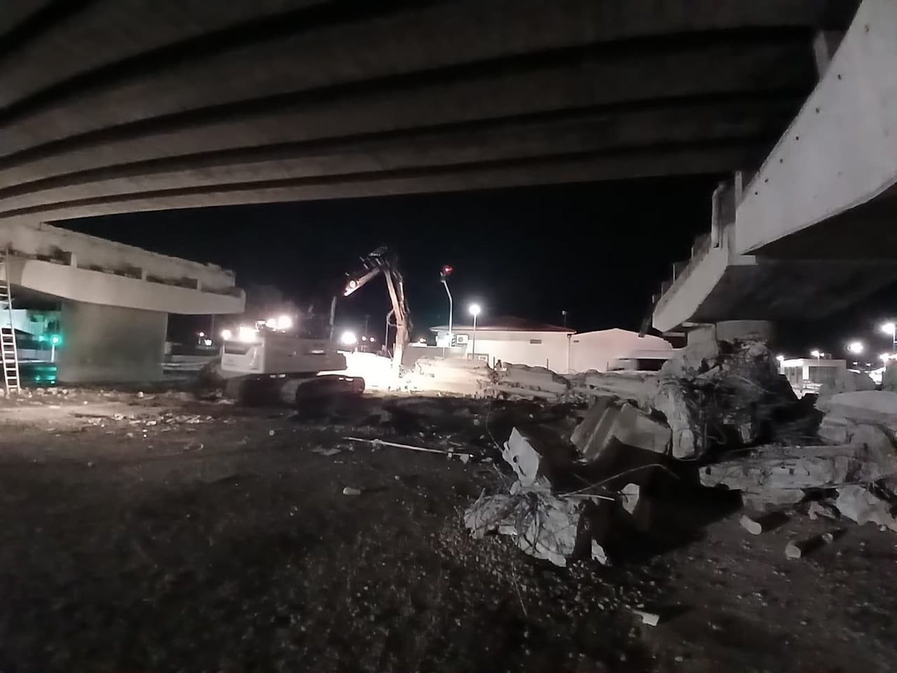 TRABZON’DA YAKLAŞIK 10 YIL ÖNCE HİZMETE AÇILAN REŞADİYE VİYADÜĞÜNDE YIKIM ÇALIŞMALARI GECE GÜNDÜZ...