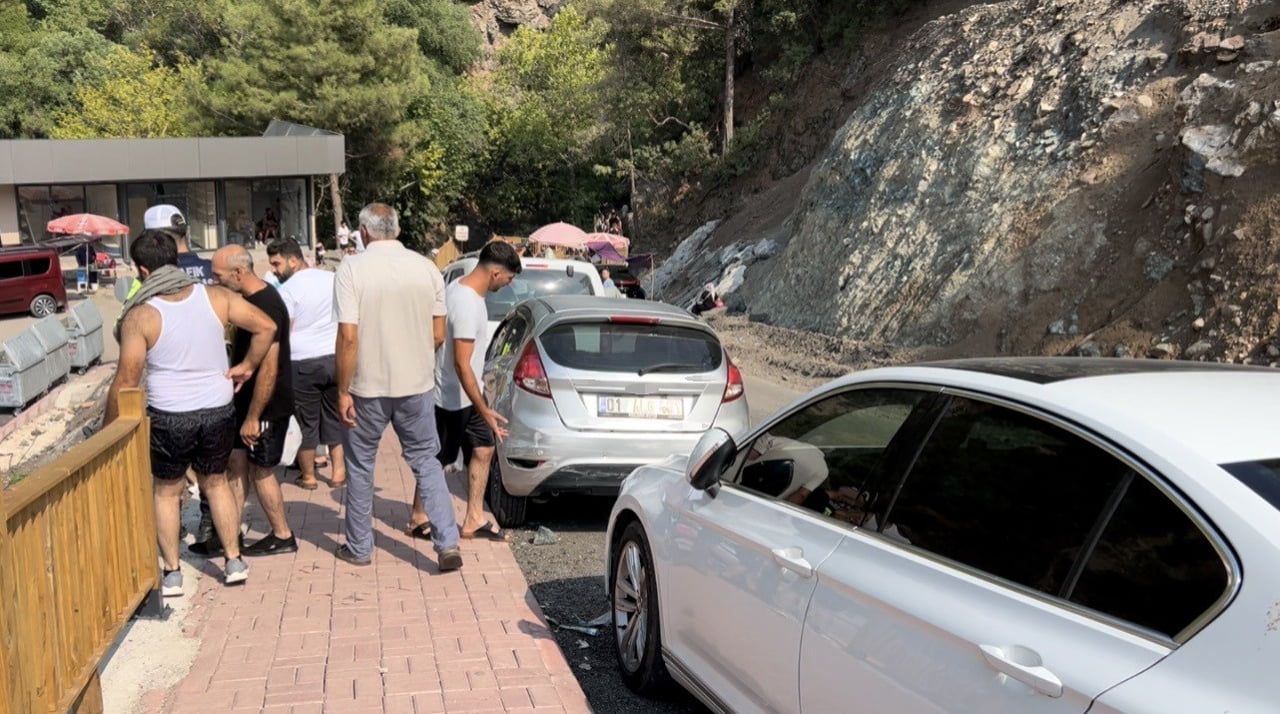 OSMANİYE’DE KORKULUKLARI KIRAN OTOMOBİL ALT OTOPARKA DÜŞTÜ: 5 YARALI