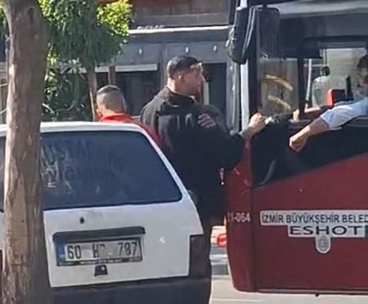 İZMİR'İN KARŞIYAKA İLÇESİNDE TRAFİKTE ÇIKAN TARTIŞMADA ESHOT ŞOFÖRÜNE SALDIRI GİRİŞİMİNDE BULUNAN...