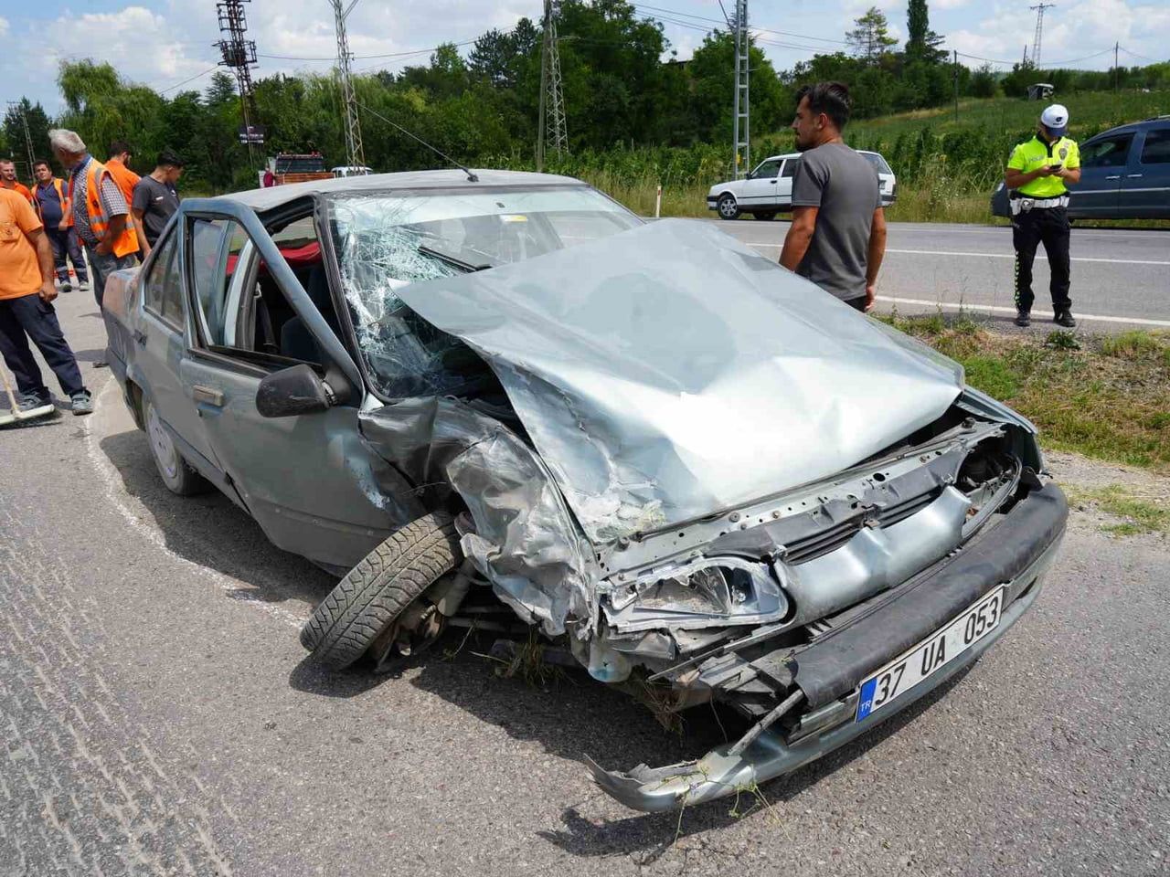 SİNOP-KASTAMONU KARA YOLU ÜZERİNDE AYNI YÖNDE SEYREDEN OTOMOBİL İLE KAMYONETİN ÇARPIŞTI. YAŞANAN...