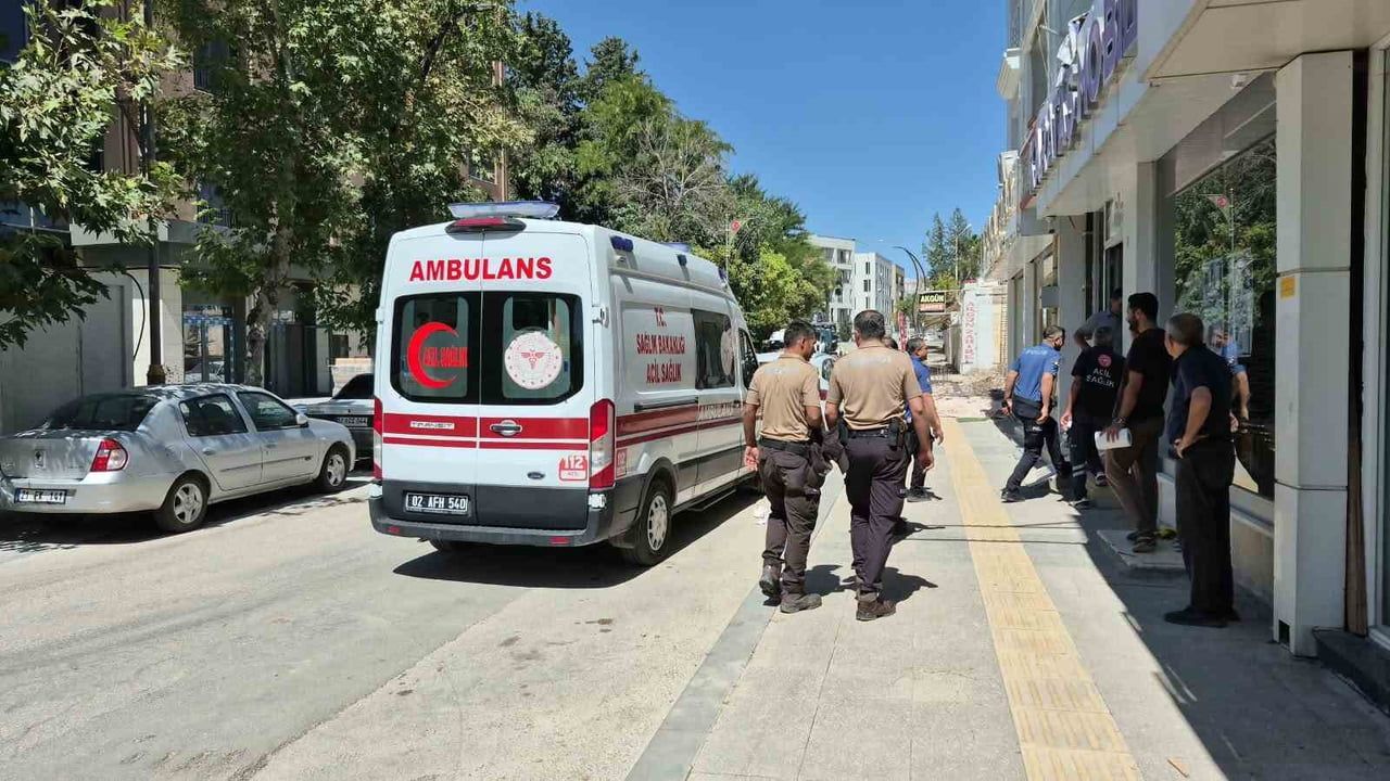 ADIYAMAN’DA BİR İŞLETMEDE ABİ-KARDEŞ ARASINDA ÇIKAN SÖZLÜ TARTIŞMANIN KAVGAYA DÖNÜŞMESİ SONUCU 1...